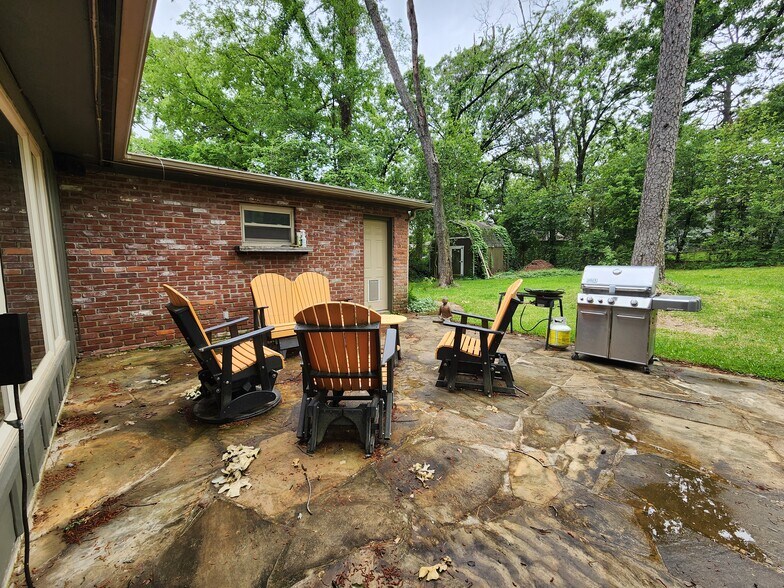 Flagstone patio - 506 Shamrock Dr