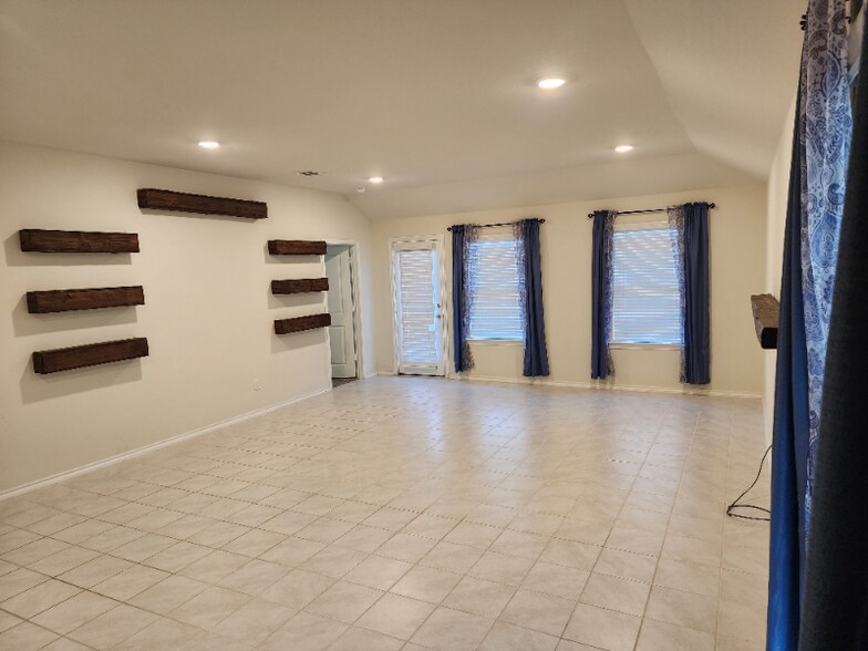 Building Photo - 1220 Meadow Creek Dr