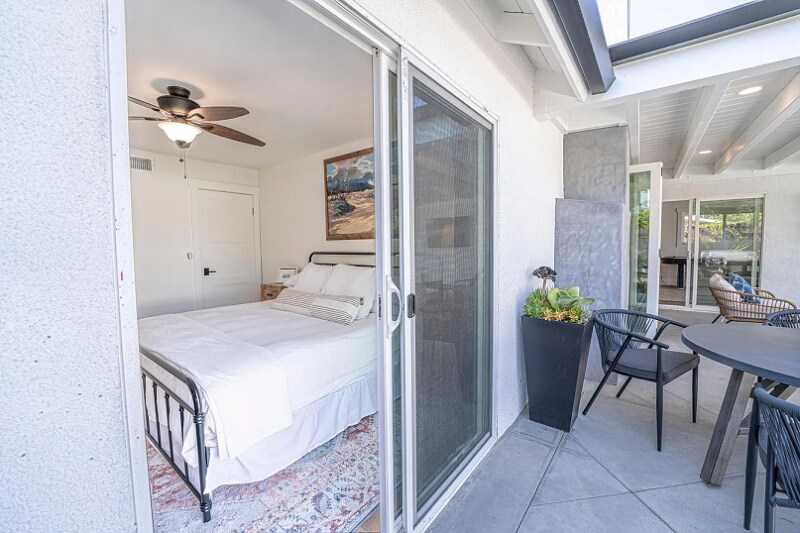 Building Photo - 2858 Drake Ave