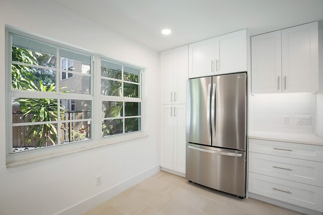 Building Photo - 705 New York St