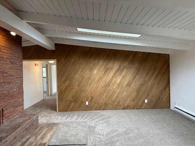 Building Photo - Beautifully updated 2 bedroom 1 bath home ...