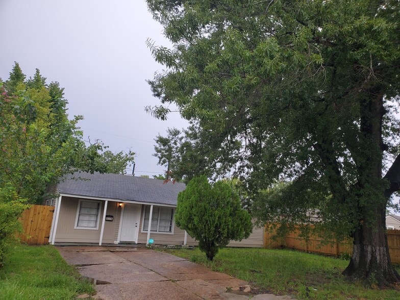 Building Photo - 5131 Lyndhurst Dr