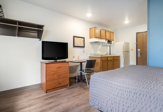 Building Photo - Furnished Studio-Fort Myers