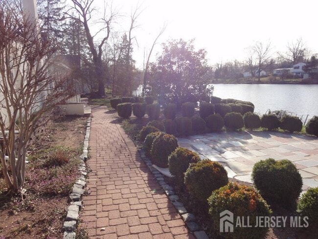 Building Photo - 45 Lakeside Dr S