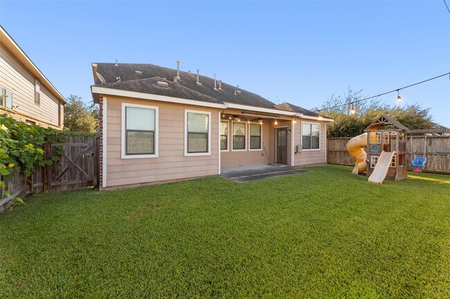 Building Photo - 5531 Drumlin Field Way