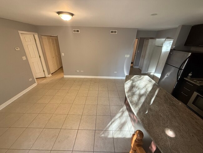 Building Photo - 6954 N Greenview Ave