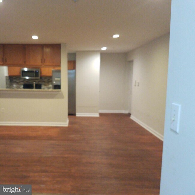 Building Photo - 9812 Lake Point Ct