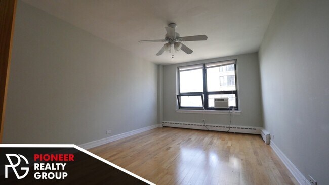 Building Photo - High rise in Lakeview East