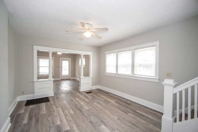 Building Photo - "Charming 3-Bed Duplex Retreat on E Ohio S...