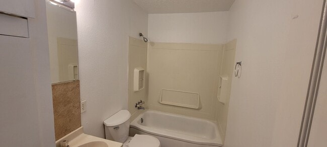 Building Photo - LARGE HOME QUIET STREET