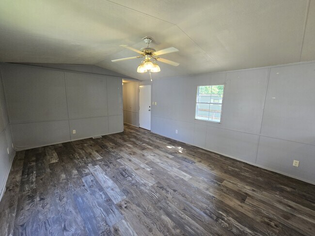 Building Photo - 700 W Ridgeway Ave