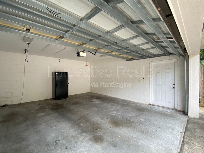 Building Photo - 332 E Kaley St