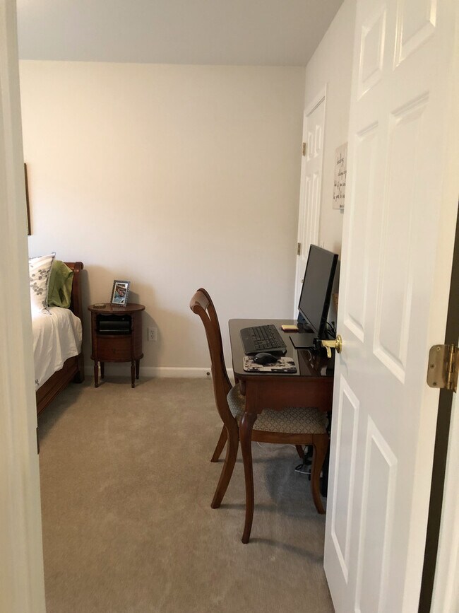 Building Photo - Beautiful 3 bedroom 2.5 Bath in North Corv...