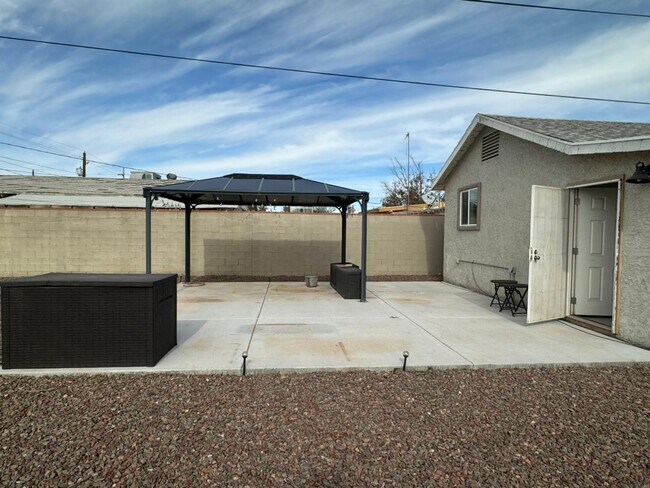 Building Photo - 813 N Center Ave