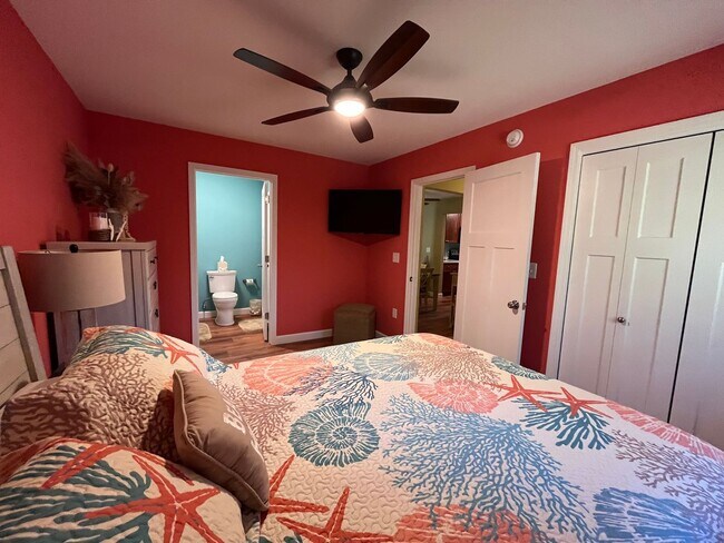 Building Photo - Furnished 2 Bedroom Duplex, Utilities Included, Available August 2026 Through May 2027!