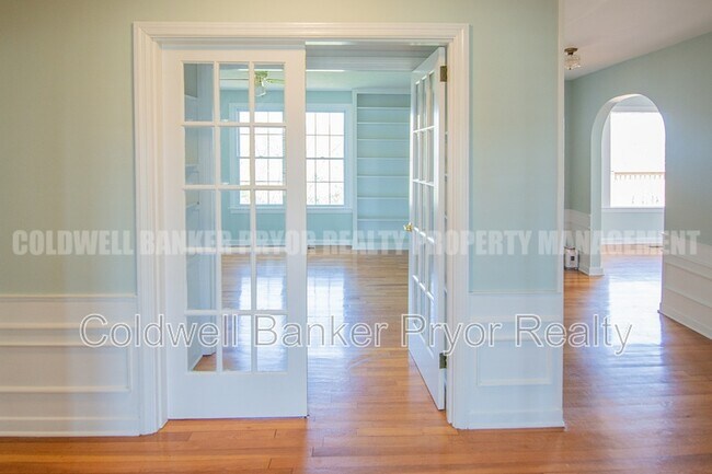 Building Photo - 323 Walsh Rd