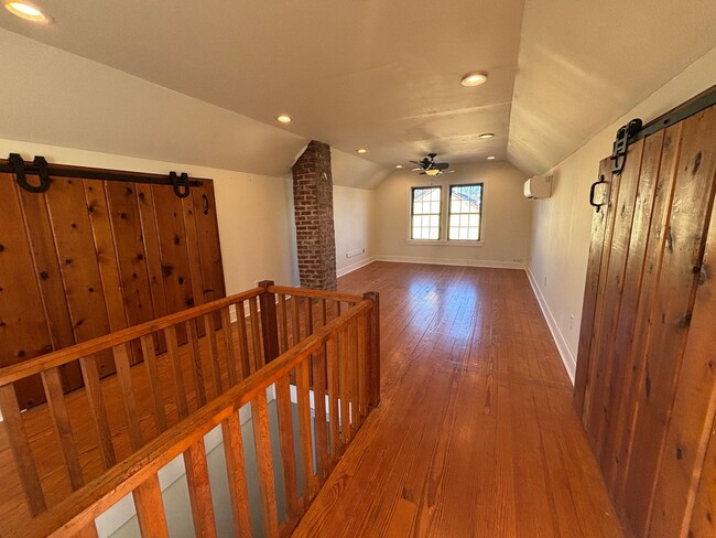 Building Photo - Beautifully renovated move-in ready rental...