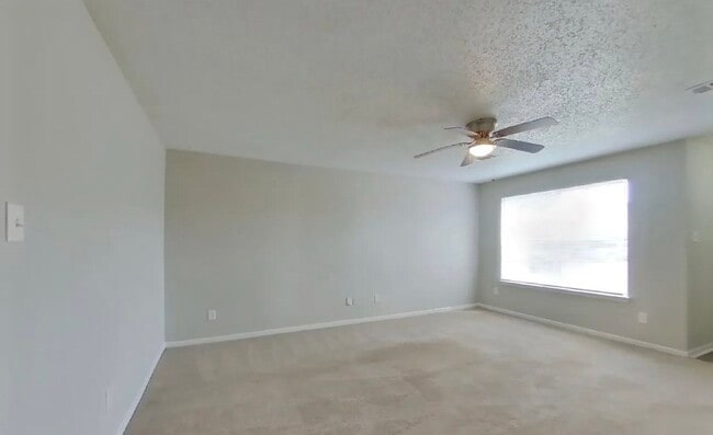 Building Photo - MOVE IN READY