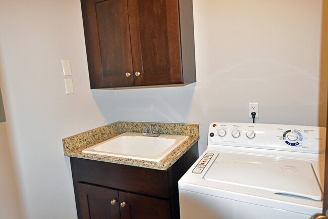 Building Photo - Shelby Twp - 3 Bedrooms, 2.5 Baths Townhouse, 2-Car Garage near Stony Creek Park