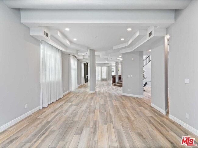 Building Photo - 112 Elm Dr