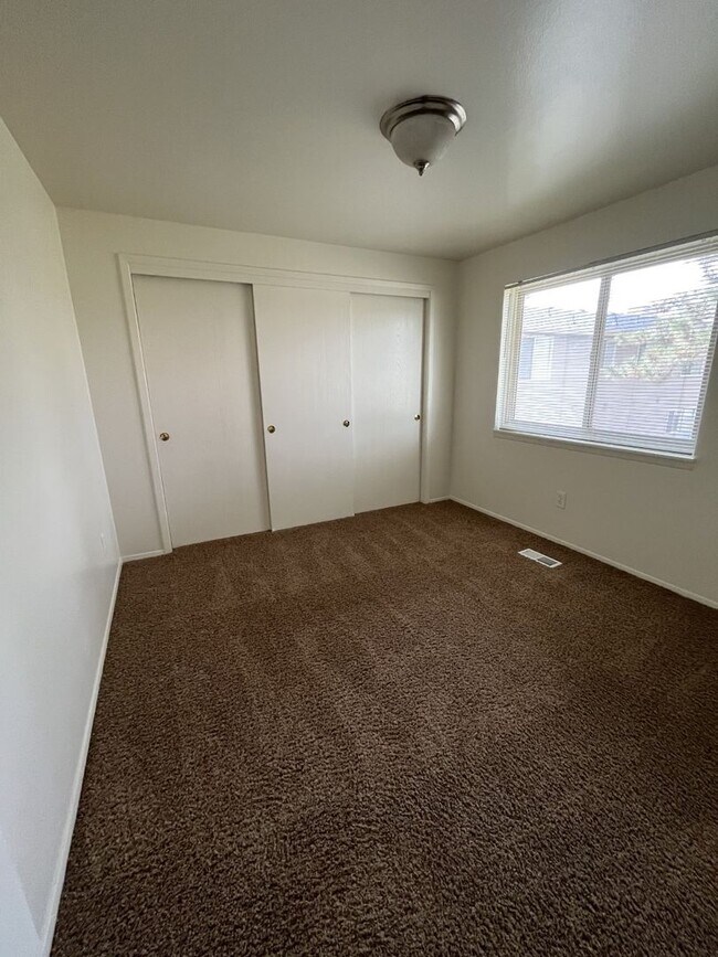 Building Photo - 116 W Colby Ln