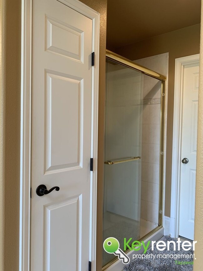 Building Photo - Luxurious House in North East Tacoma!!