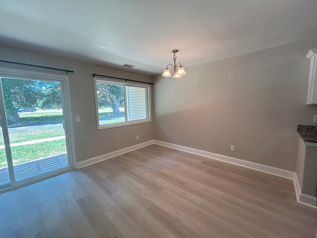 Building Photo - Updated two bedroom condo in Hampstead!