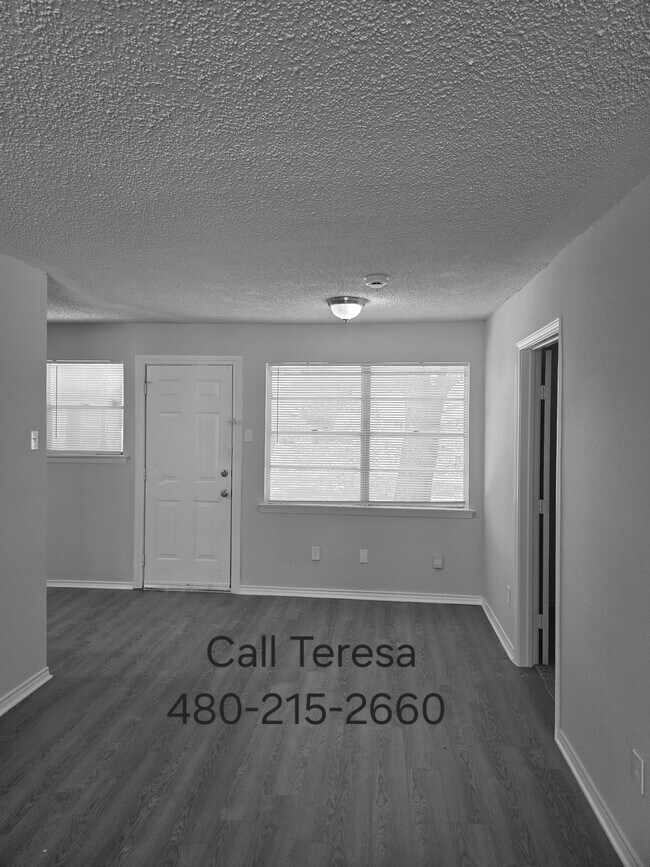 Building Photo - 4325 Chestnut Dr