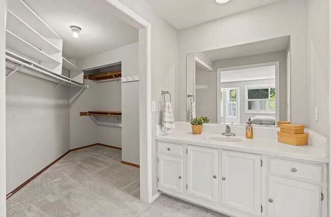 Building Photo - 1406 SE Condor Pl