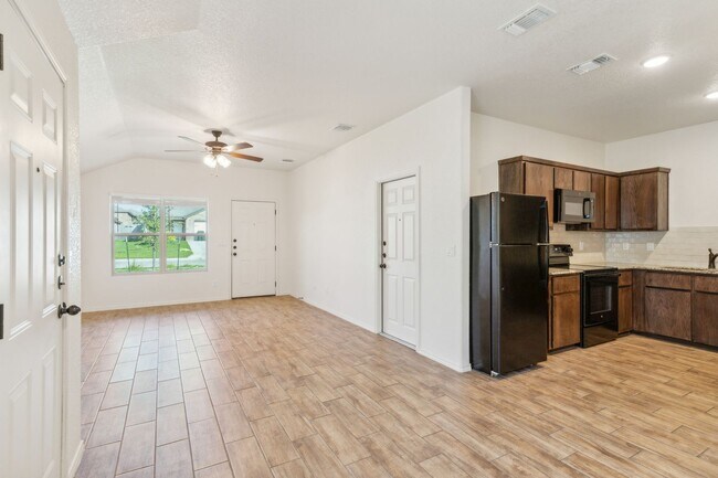 Building Photo - Modern 3-Bedroom Duplex in Temple with Spa...