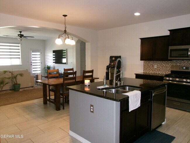 Building Photo - 6445 Villaggio Dr