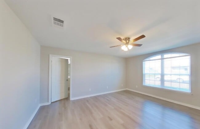 Building Photo - AVAILABLE NOW