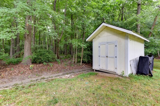 Building Photo - Beautifully Renovated Running Man Gem - Co...