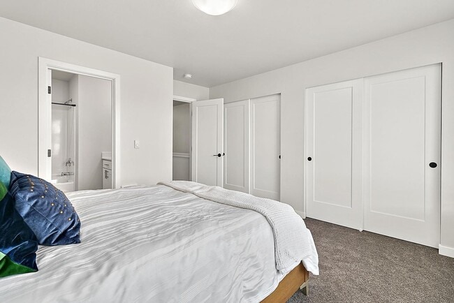 Building Photo - Spacious 3 Bedroom, 3 Bath Townhome with 1...