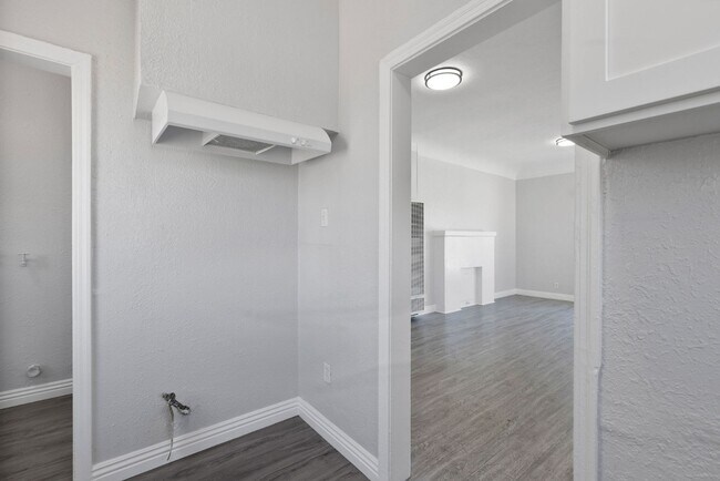 Building Photo - Spacious 2-Bedroom Apartment in Prime Los ...