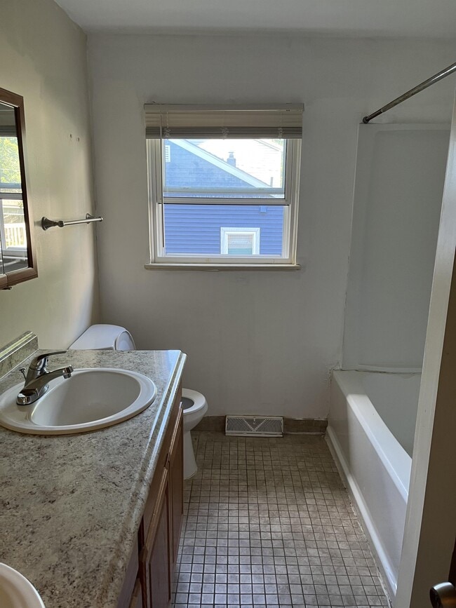 Building Photo - 606 Spartan Ave