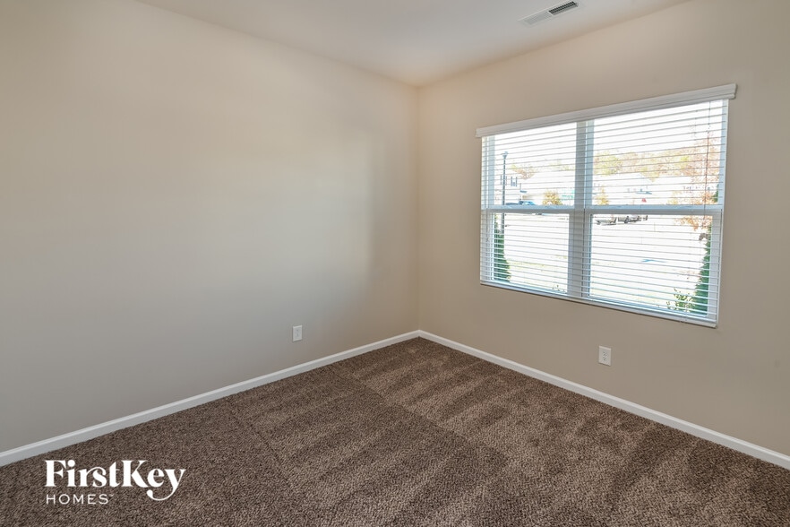 Building Photo - 8929 Lilac Tree Ave