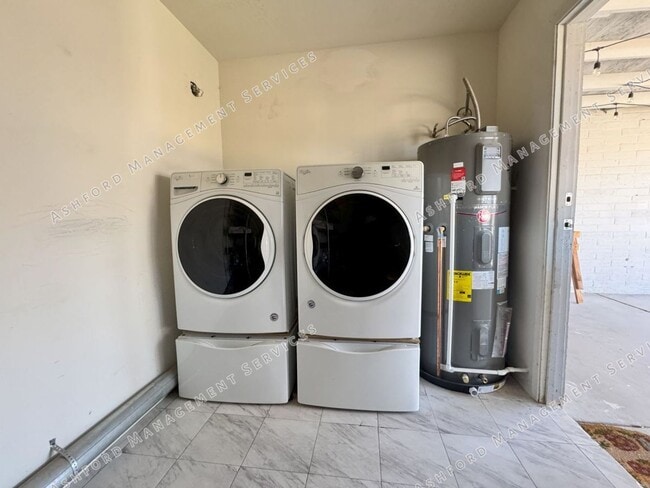 Building Photo - ***MOVE IN SPECIAL: REMODELED 4 BEDROOM HO...