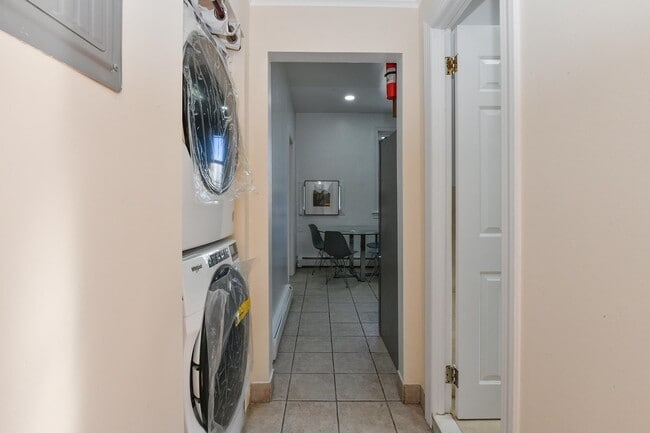 Building Photo - 1402 8TH St