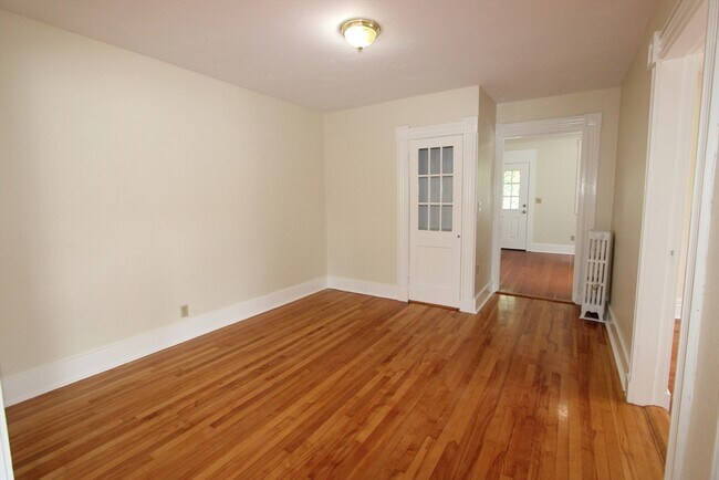Building Photo - 122 Elm St