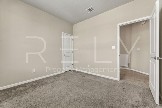 Building Photo - 1015 Vista View Dr