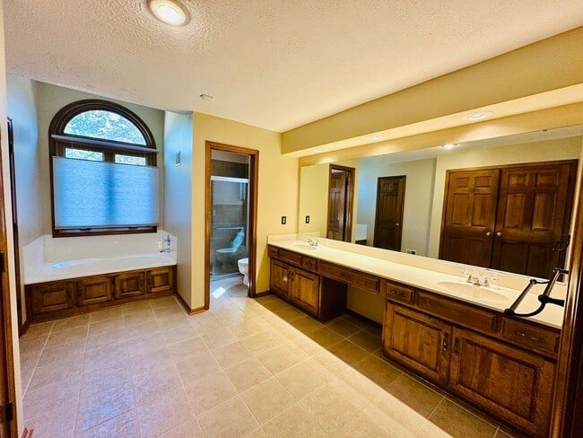 Building Photo - {13040} Spacious Cherry Creek Home + First...