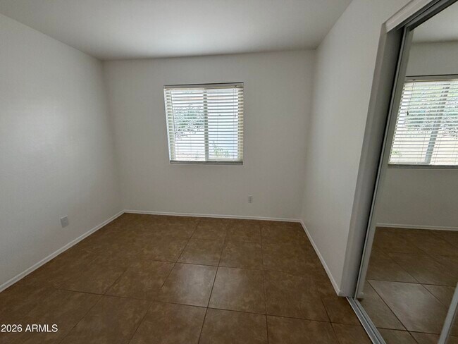 Building Photo - 909 E Escuda Dr