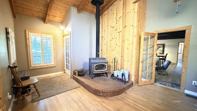 Building Photo - Large Home with Views