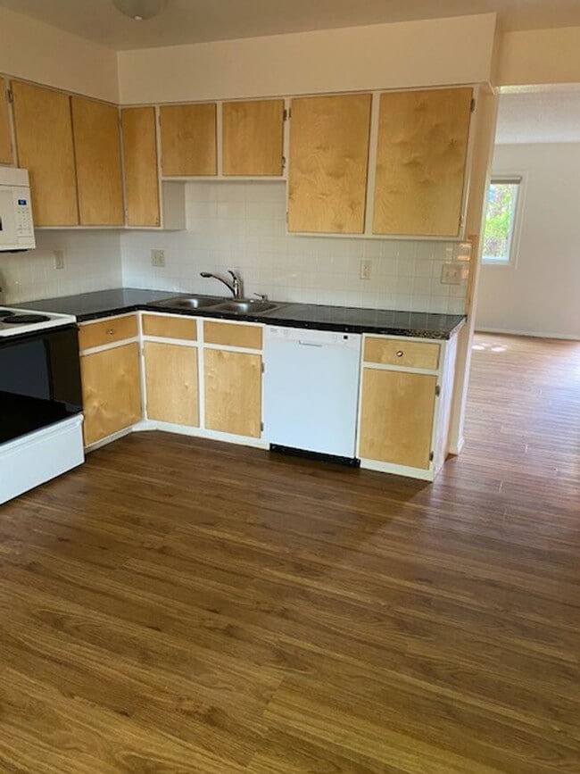 Building Photo - 2 bedroom, 1.5 bath Townhome  $1600/month