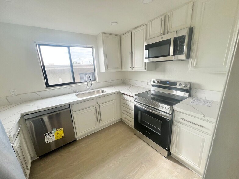 Building Photo - 1444 Centinela Ave