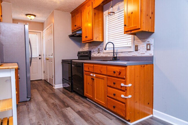 Building Photo - New Listing!