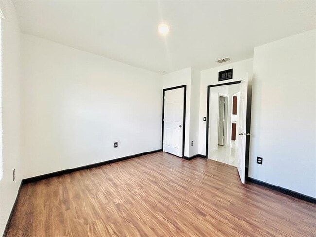 Building Photo - 518 SW Natalie Terrace