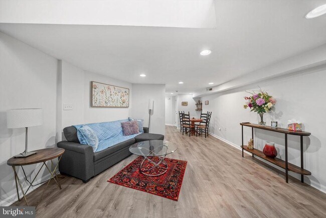 Building Photo - 211 F St NE