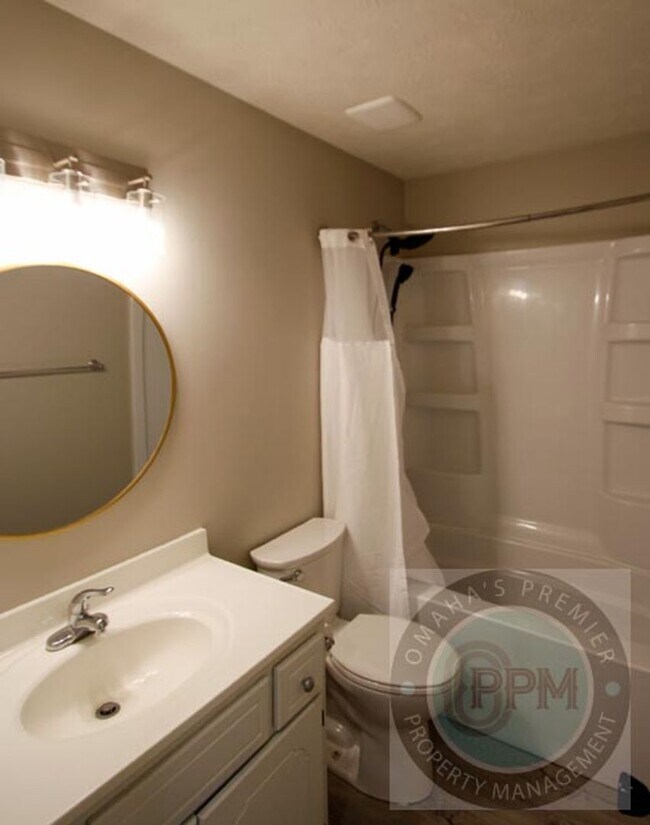 Building Photo - Millard 3 bed 3 bath with Park Access!